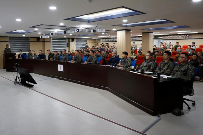 육군56보병사단이 개최한 국방병력동원 발전회의에 참석한 동원관계관들이 내년 병력동원 지정방침을 토의하고 있다. 부대 제공