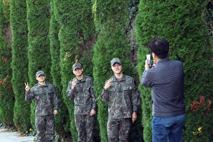 잊지 못할 기념사진을 남겨주는 김씨.