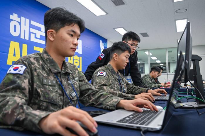 진해 군항 지능데이터센터에서 열린 제2회 해군·해병대 인공지능 경진대회에 참가한 장병들이 과제를 수행하고 있다. 해군 제공
