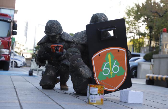 육군56보병사단 위험성폭발물개척팀이 지난 7일 국가중요시설에서 열린 서울시 통합방위훈련에 참가해 폭발물 의심 물체의 위험성을 평가하고 있다. 부대 제공