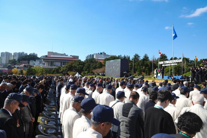 국가보훈부가 11일 부산 유엔기념공원에서 개최한 ‘제18회 유엔 참전용사 국제추모의 날 기념식’에서 참석자들이 오전 11시 정각에 울린 추모 사이렌에 맞춰 유엔 전몰장병들을 기리며 묵념하고 있다. 이경원 기자