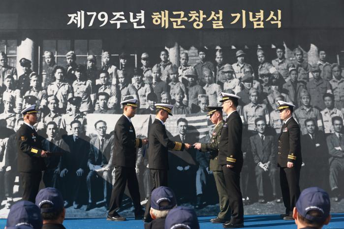 11일 서울 종로구 열린송현 녹지광장에서 제79주년 해군 창설 기념식이 열리고 있다. 양용모 해군참모총장이 유공자 표창 수여를 하고 있다.