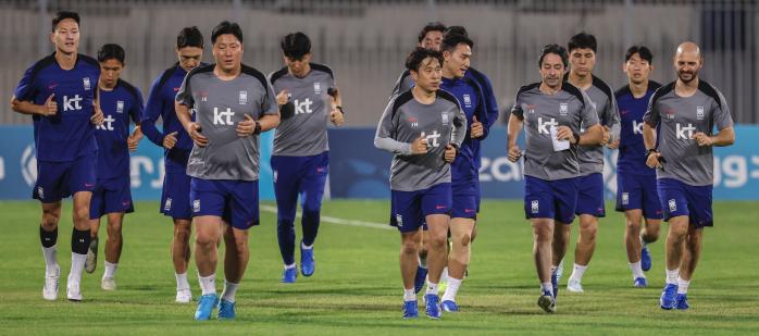 11회 연속 월드컵 본선 진출에 도전하는 한국 축구대표팀 선수들과 코치진이 11일 오후(현지시간) 쿠웨이트 압둘라 알 칼리파 스타디움에서 열린 팀 훈련에서 경기장을 달리며 워밍업 하고 있다. 연합뉴스