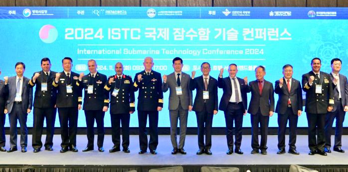 12일 서울 종로구 포시즌스호텔에서 열린 ‘2024 국제 잠수함 기술 콘퍼런스’에서 석종건(가운데) 방위사업청장 등 주요 참석자들이 기념사진을 찍고 있다. 방사청 제공