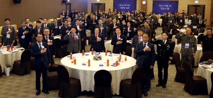 12일 서울 용산구 국방컨벤션에서 열린 국방일보 창간 60주년 기념 세미나에서 참가자들이 국기에 대한 경례를 하고 있다. 양동욱 기자