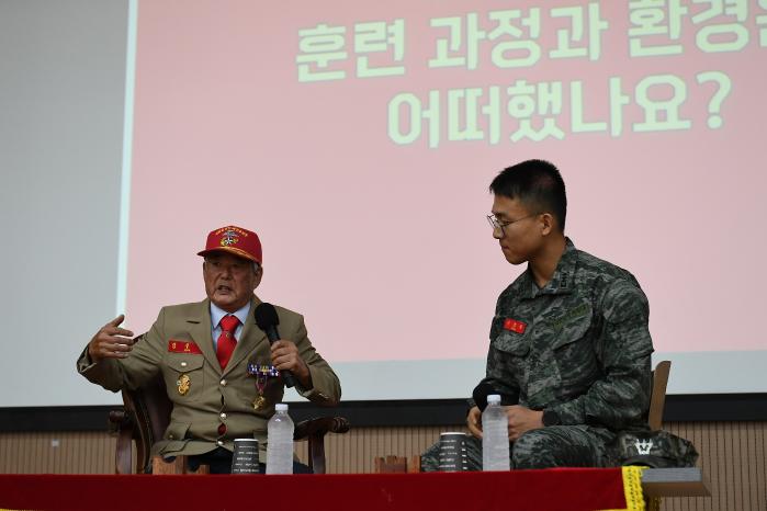 13일 해병대9여단을 찾은 베트남전쟁 참전용사 김구보(왼쪽) 옹이 당시 해병대 훈련에 대해 회고하고 있다. 사진 제공=임동욱 하사