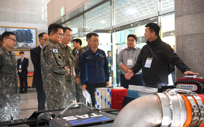 12일 진해 군항 충무복지관 대강당에서 열린 제11회 함정적용 신기술 설명회 및 제품전시회에서 안상민 해군군수사령관이 전시품에 대한 설명을 듣고 있다. 부대 제공