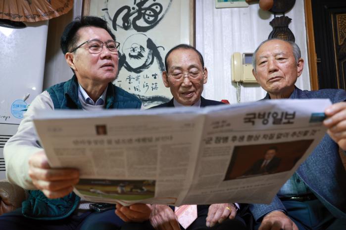 국방일보 창간 멤버인 최대섭(가운데) 전 편집실장이 박춘배(오른쪽)·전대식 전 국방일보 기자와 함께 지금의 국방일보를 살펴보고 있다. 김병문 기자