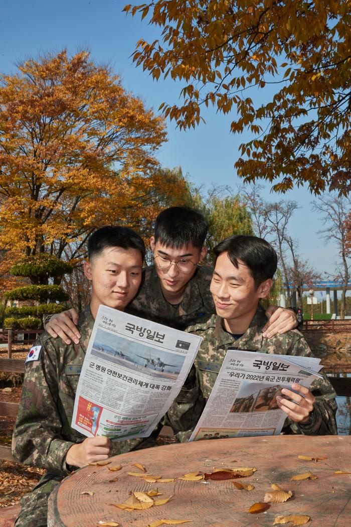 공군3훈련비행단 장병들이 영내에서 국방일보를 읽고 있다. 지난 60년 동안 국방일보는 장병들의 전우로서 동고동락하며 수많은 추억을 쌓았다. 조종원 기자