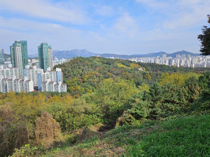 하늘공원에서 본 노을공원의 첫 번째 쓰레기 매립산. 필자 제공