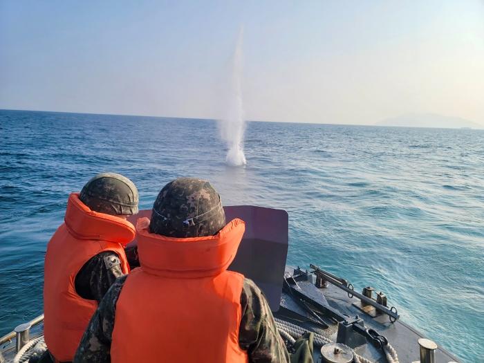 육군31보병사단 횃불여단 장병들이 육군 경비정 해상 사격에서 해상 표적물을 향해 K6 기관총 사격을 하고 있다. 부대 제공