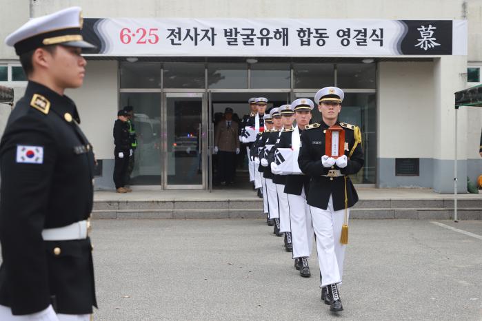 지난 14일 육군36보병사단 백호강당에서 열린 6·25 전사자 발굴유해 영결식에서 장병들이 유해를 운구하고 있다. 부대 제공