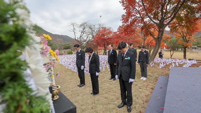 강정애(앞줄 가운데) 국가보훈부 장관과 주요 내빈들이 17일 국립대전현충원에서 열린 제85회 순국선열의 날 기념식에서 독립유공자 추모시설에 분향 후 묵념하고 있다. 보훈부 제공