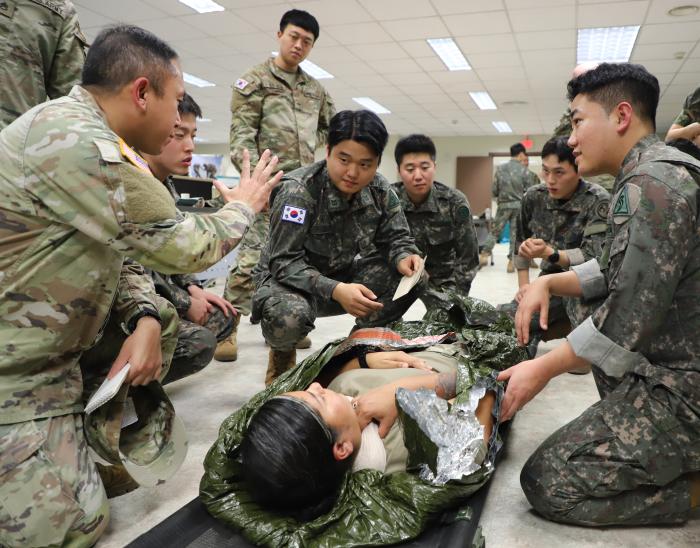 지난 14일 대구 캠프 헨리에서 열린 육군2작전사령부 한미연합 전투부상자처치 교육훈련에서 양국 장병이 저체온환자를 응급처치하고 있다. 부대 제공