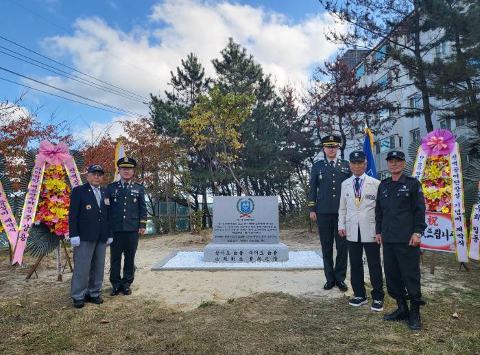 16일 열린 육군3보병사단 진백골여단 창설기념비 제막식에서 주요 참석자들이 기념비를 배경으로 사진을 찍고 있다. 부대 제공