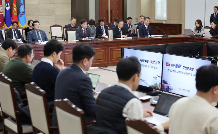 18일 서울 국방부에서 열린 윤석열 정부 출범 2년반 국방분야 성과 및 향후 계획 기자회견에서 김선호 국방부 차관이 발언하고 있다.