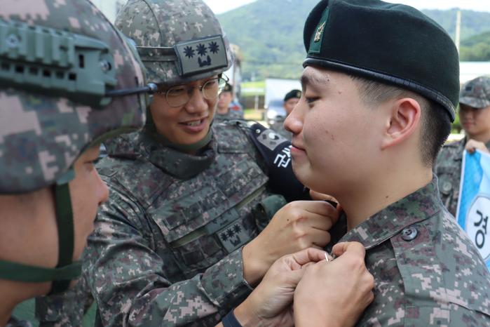 박우식 육군15보병사단 을지여단장이 GOP대대 정시훈 하사의 임관식에서 계급장을 달아주고 있다. 부대 제공