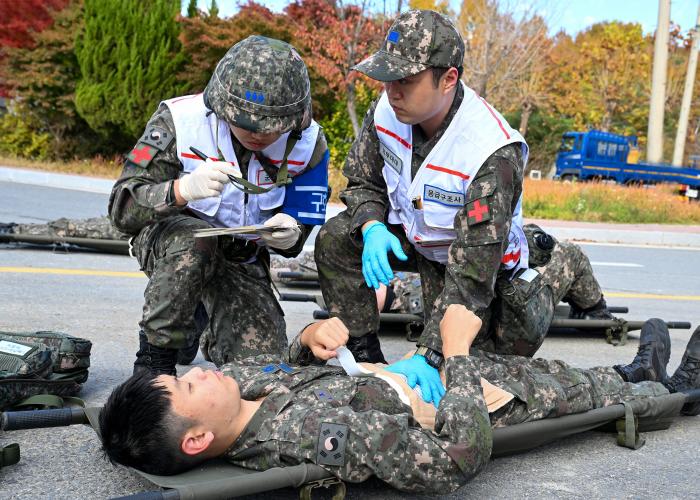 공군16전투비행단 장병들이 ‘대량 전상자 구호 훈련’ 중 적 공습으로 인해 치료가 필요한 환자에 대한 응급처치를 하고 있다. 사진 제공=권도현 상병