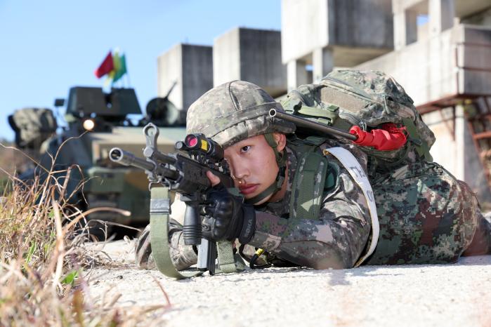 기계화보병분대 평가를 받는 장병이 주변을 경계하고 있다.