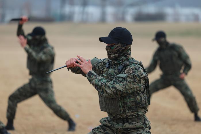 품새 부문에 출전해 단검을 활용한 동작을 선보이는 특전사 천 마부대원들. 