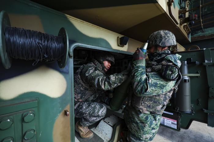 적 포격 도발 상황을 가정해 전투배치훈련을 하는 장병들