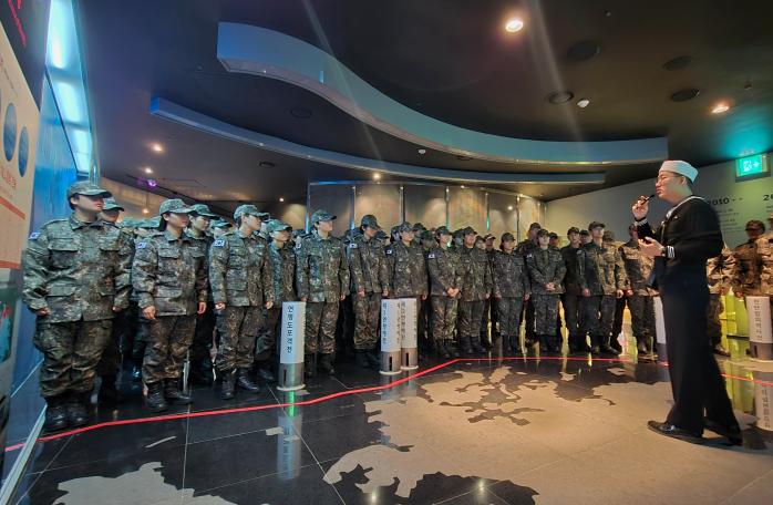 21일 서해수호관을 찾은 해군 285기 부사관후보생과 해군교육사 장병들이 서해 NLL 일대에서 벌어진 북한의 도발 역사에 대해 설명을 듣고 있다. 사진 제공=장성웅 상사