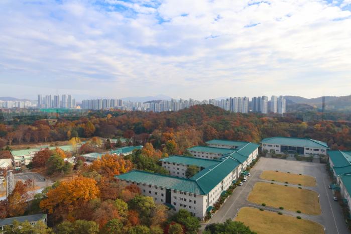 육군사관학교(육사) 교훈탑에서 바라본 92고지 전경. 국가보훈부는 지난 12일 6·25전쟁 초기 육사 생도들이 적에 맞서 싸운 장소인 92고지를 현충시설로 지정했다.