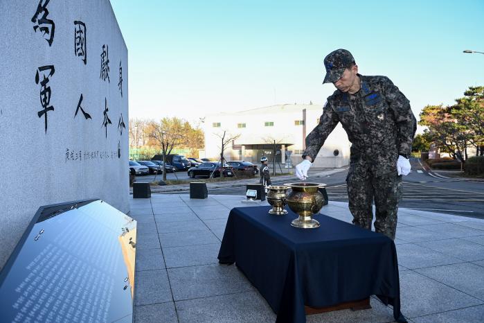 지난 22일 김형수 공군작전사령관이 위국조인상 앞에서 분향하고 있다. 부대 제공