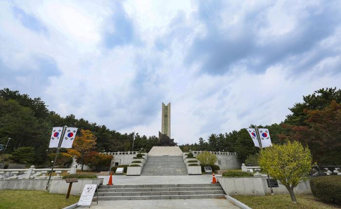 울산광역시 남구 울산대공원에 위치한 현충탑. 울산시가 6·25전쟁 당시 북한군과 맞서 싸우다 숨진 장병들을 추모하는 행사를 매년 개최하는 장소다.