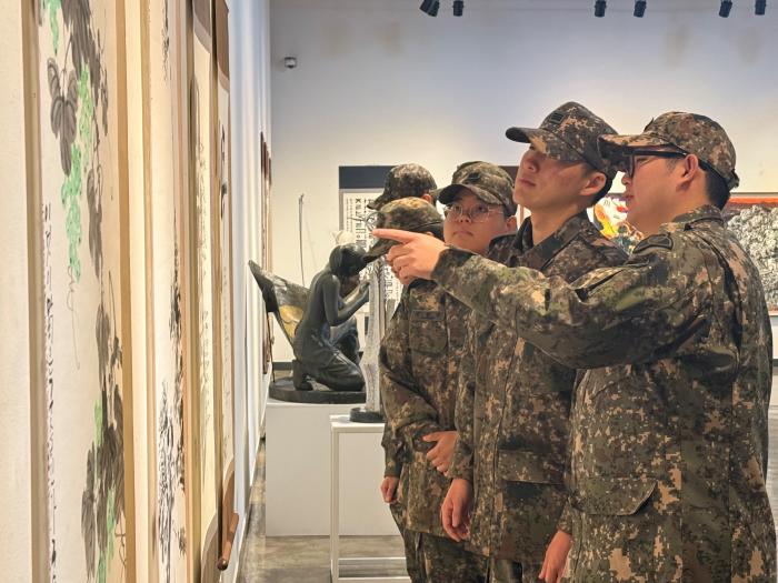 육군35보병사단 장병들이 전북 순창군 옥천골미술관에서 열린 대한민국 호국미술대전 순회 전시회에서 작품을 관람하고 있다. 부대 제공