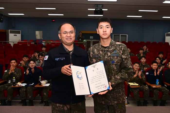 이수동(대령·왼쪽) 공군본부 법무실장이 제14기 공군 인권모니터단 우수 모니터단원으로 선정된 김동현 병장과 기념촬영을 하고 있다. 공군 제공