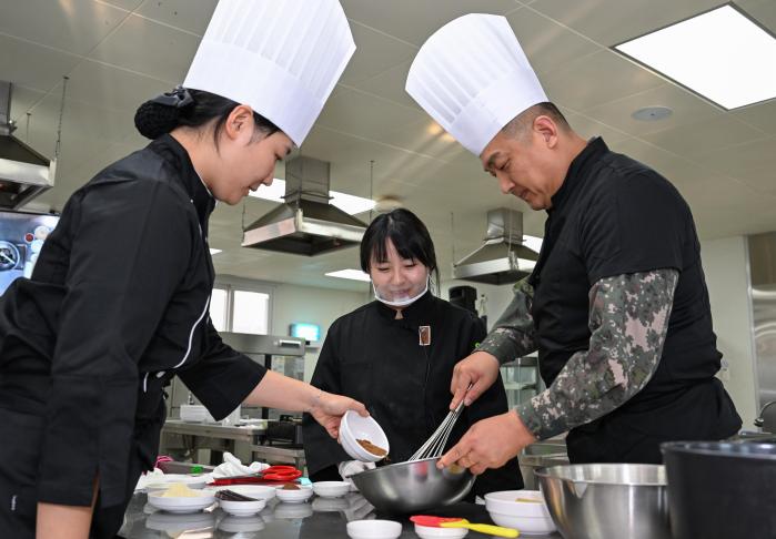 26일 해군교육사 기술행정학교 조리실습장에서 진행된 쿠킹클래스에서 장병·군무원이 제과 실습을 하고 있다. 사진 제공=윤승호 하사