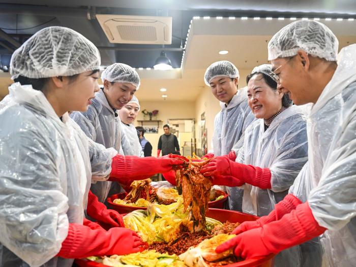 27일 계룡학사를 찾은 해군지능정보체계단 장병과 군무원들이 웃으며 김장 봉사활동을 하고 있다. 해군 제공