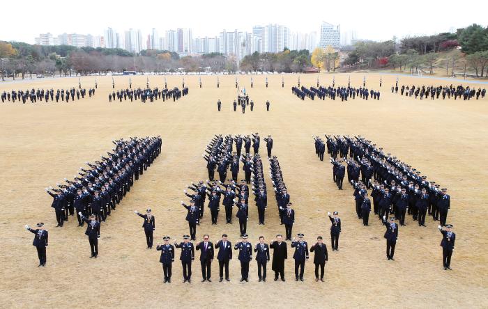 27일 공군교육사령부 대연병장에서 거행된 제153기 학사사관후보생 임관식에서 신임장교들이 숫자 ‘153’ 형태로 도열해 기념촬영을 하고 있다. 공군 제공