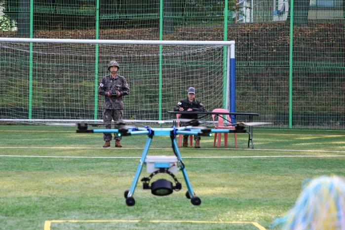 육군2작전사령부에서 진행한 무열 최정예 예비군 지휘관 선발대회에서 한 참가자가 드론 운용 분야 평가를 받고 있다. 부대 제공