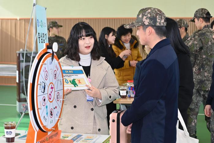 27일 공군1전투비행단 절주 캠페인 행사에서 한 장병이 OX 퀴즈를 풀며 음주 위험성을 배우고 있다. 사진 제공=박상현 상사