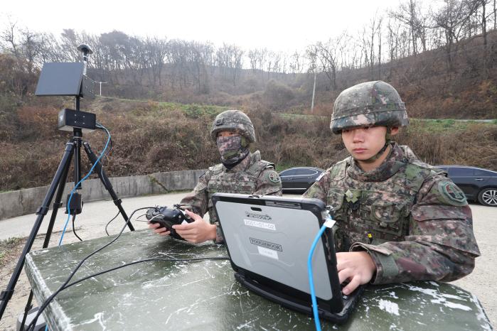 원격으로 드론을 조종하는 장병들.