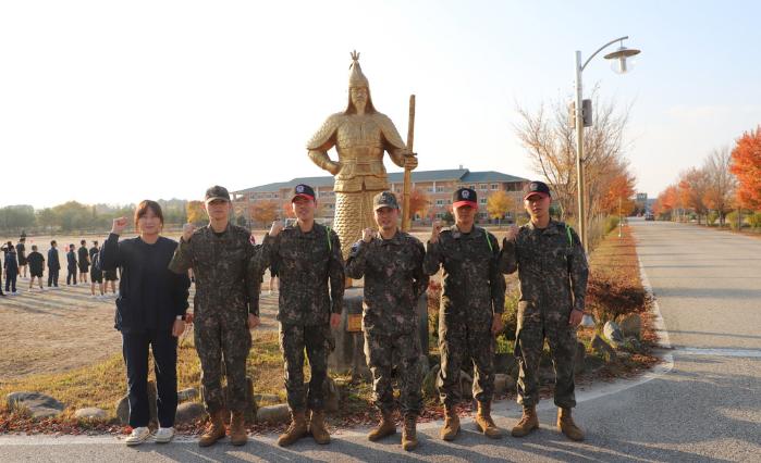 육군훈련소 28교육연대 이한별 군무주무관, 은준호 일병, 장현호 상병, 박준태 상사, 이승혁 일병, 공현규 상병(왼쪽부터)이 파이팅을 외치고 있다.