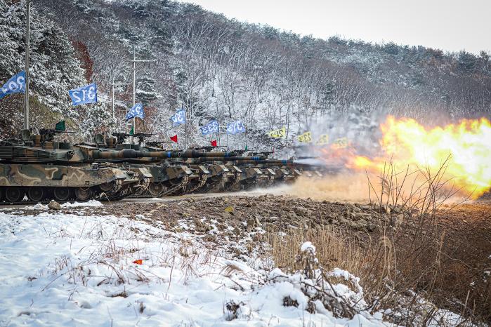 28일 경기도 양주시 노야산훈련장에서 진행된 육군30기갑여단 전차대대의 사격훈련에서 K1A2 전차들이 포탄을 발사하고 있다. 사진 제공=이재혁 중령(진)