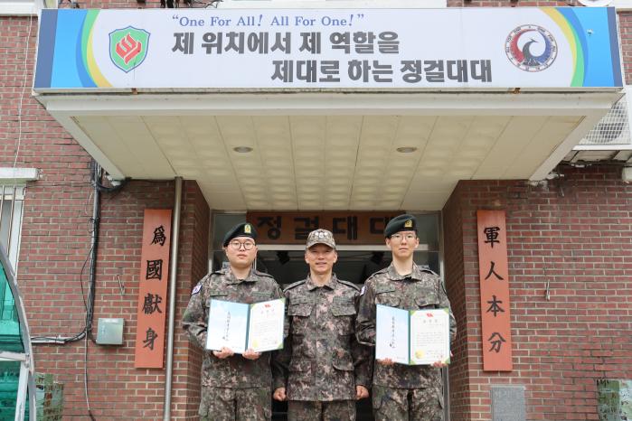 마재국(가운데) 육군31보병사단 이순신여단장이 길민석(왼쪽) 병장과 이훈 일병에게 사단장 표창을 전달 후 기념촬영하고 있다.