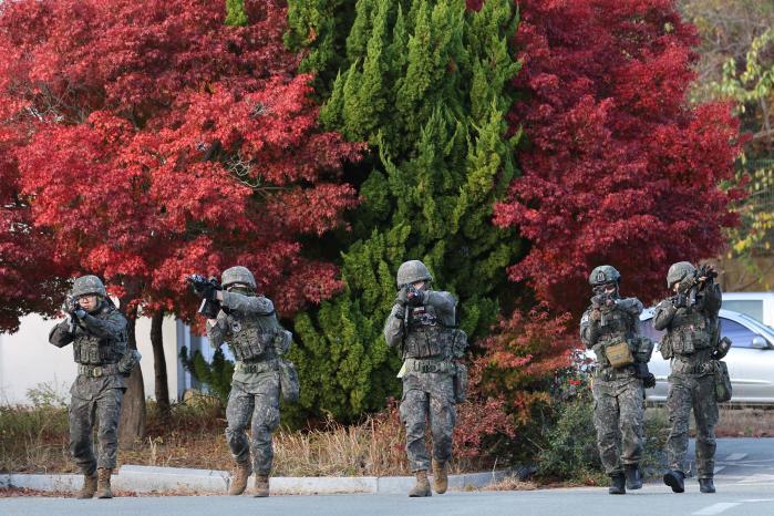 육군53보병사단 장병들이 지난 26일 현재는 폐쇄된 국군부산병원 부지 인근에서 열린 ‘2024 충렬 탑팀(Top-Team) 선발 경연대회’ 중 도시지역 전투 평가를 받고 있다.