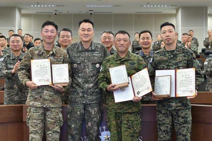 김명수(앞줄 왼쪽 둘째) 합동참모의장이 28일 열린 국가지정 대테러 특수임무대 경연대회 시상식에서 수상 부대에 표창을 수여한 뒤 기념사진을 찍고 있다. 합참 제공