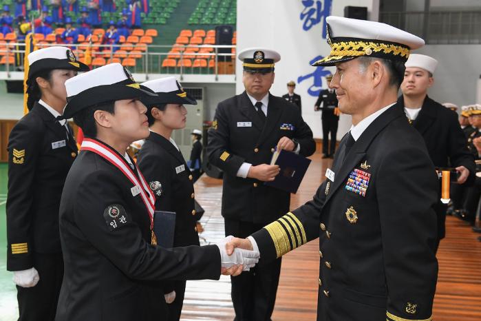 지난달 29일 해군교육사령부 호국관에서 열린 제285기 해군 부사관후보생 임관식에서 양용모(오른쪽) 해군참모총장이 국방부장관상을 받은 이다엘 하사를 격려하고 있다.