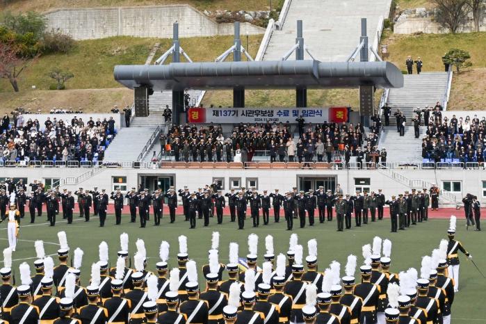 지난달 29일 해군사관학교에서 열린 제137기 해군·해병대 사관후보생 수료·임관식에서 신임 장교들이 국기에 대한 경례를 하고 있다. 해군 제공