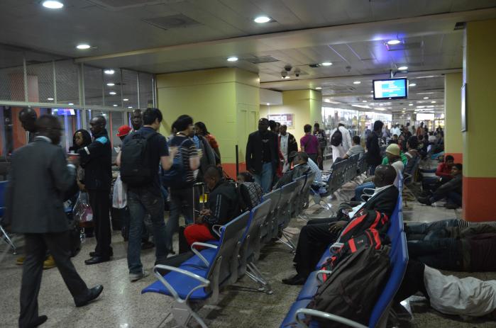 케냐 나이로비공항 대합실.