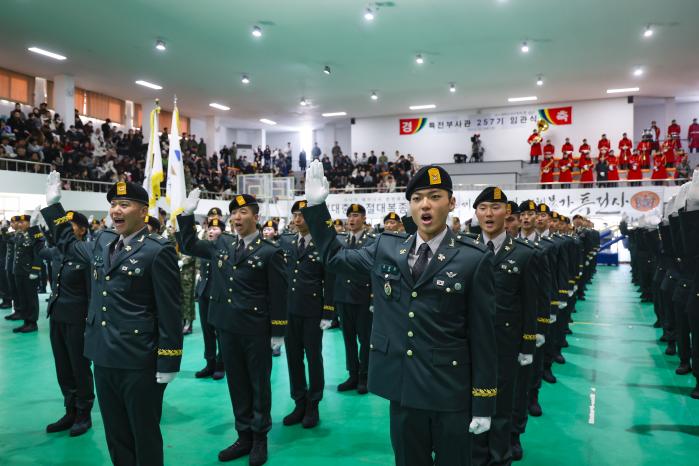 경기도 광주 육군특수전학교에서 열린 특전부사관 257기 임관식에서 신임 부사관들이 임관선서를 하고 있다. 이경원 기자