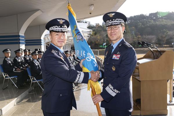 이영수(왼쪽) 공군참모총장이 손석락 신임 공군교육사령관에게 부대기를 건네고 있다. 부대 제공