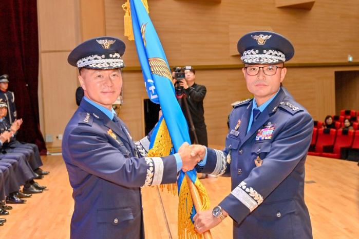 이영수(왼쪽) 공군참모총장이 차준선 신임 공군사관학교장에게 부대기를 건네고 있다. 부대 제공