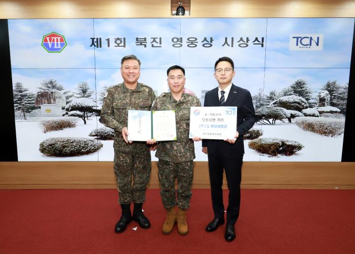 박재열(왼쪽) 육군7기동군단장과 손현문(오른쪽) TCN코리아 대표이사가 지난달 28일 윤정주 주거지원과장에게 표창장과 4박5일의 해외여행권을 수여했다. 사진 제공=김형우 군무주무관