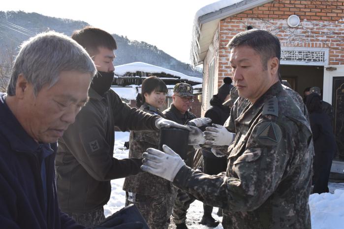 육군탄약지원사령부 7탄약창 장병들이 지난달 30일 충북 충주시 저소득층 가정을 방문해 연탄 봉사를 하고 있다. 부대 제공